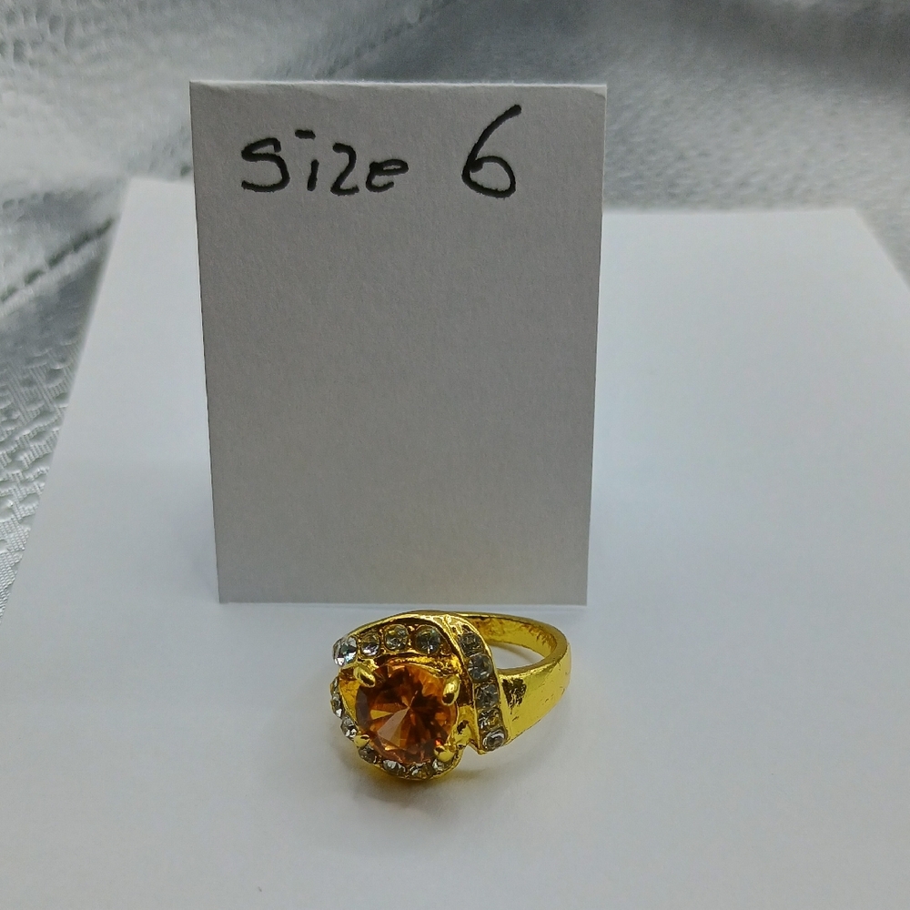 Elegant Gold and Orange Gemstone Ring